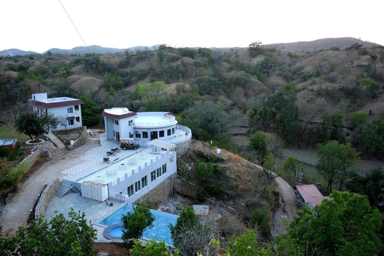 The Sky Imperial Pavoreal Jungle Resort Кумбалгарх Екстериор снимка