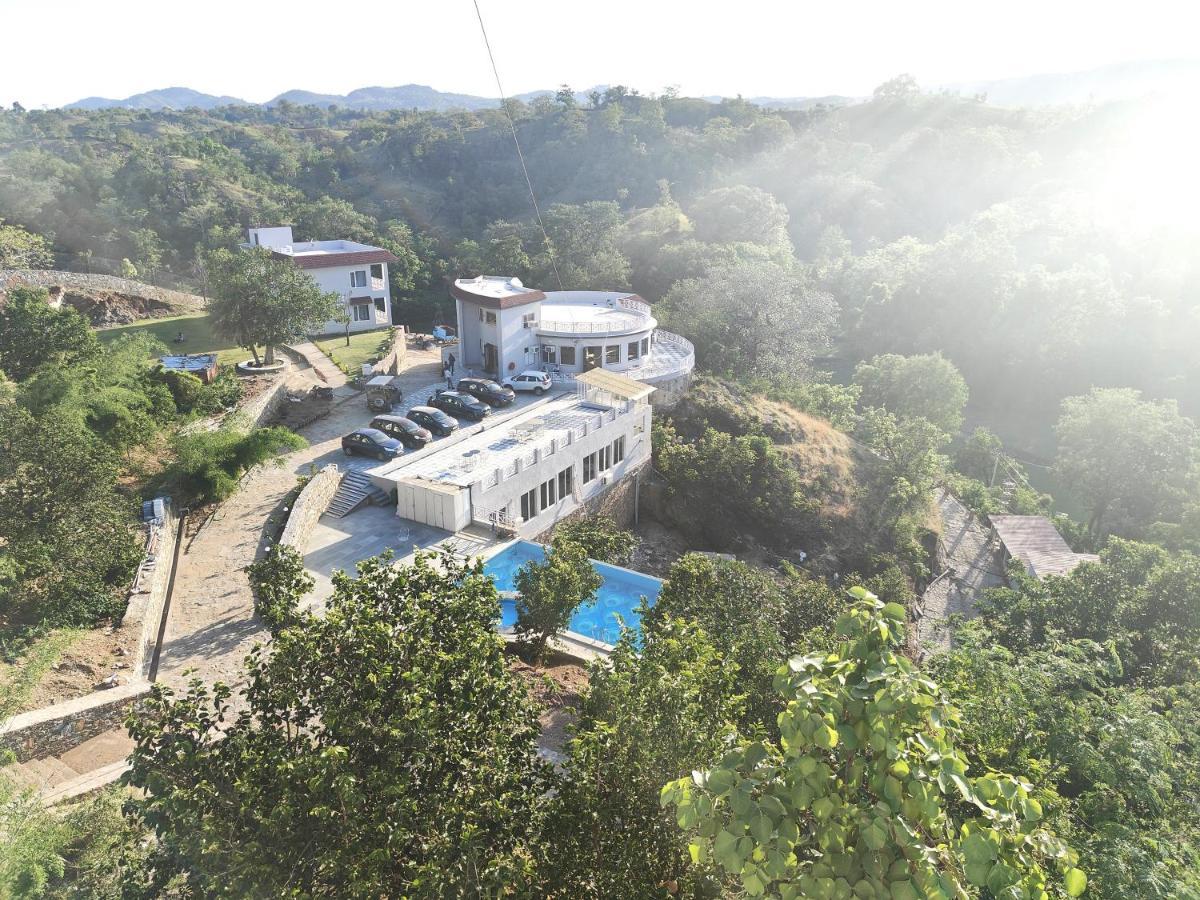 The Sky Imperial Pavoreal Jungle Resort Кумбалгарх Екстериор снимка