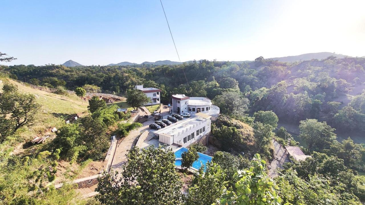 The Sky Imperial Pavoreal Jungle Resort Кумбалгарх Екстериор снимка