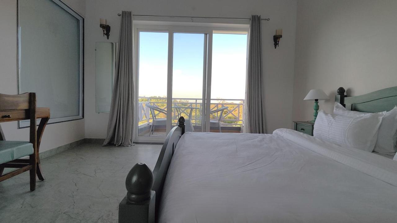 The Sky Imperial Pavoreal Jungle Resort Кумбалгарх Екстериор снимка
