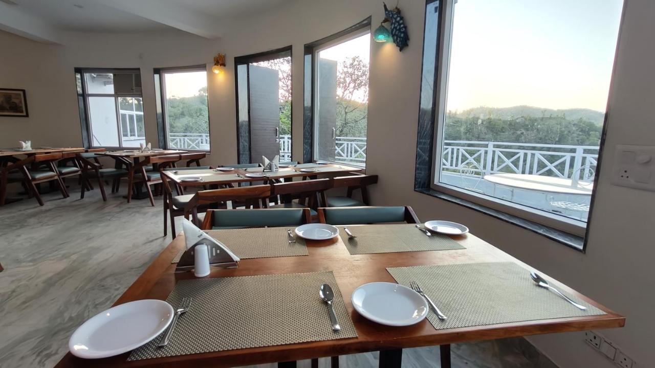 The Sky Imperial Pavoreal Jungle Resort Кумбалгарх Екстериор снимка