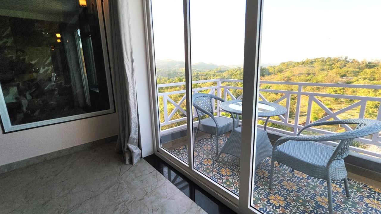 The Sky Imperial Pavoreal Jungle Resort Кумбалгарх Екстериор снимка