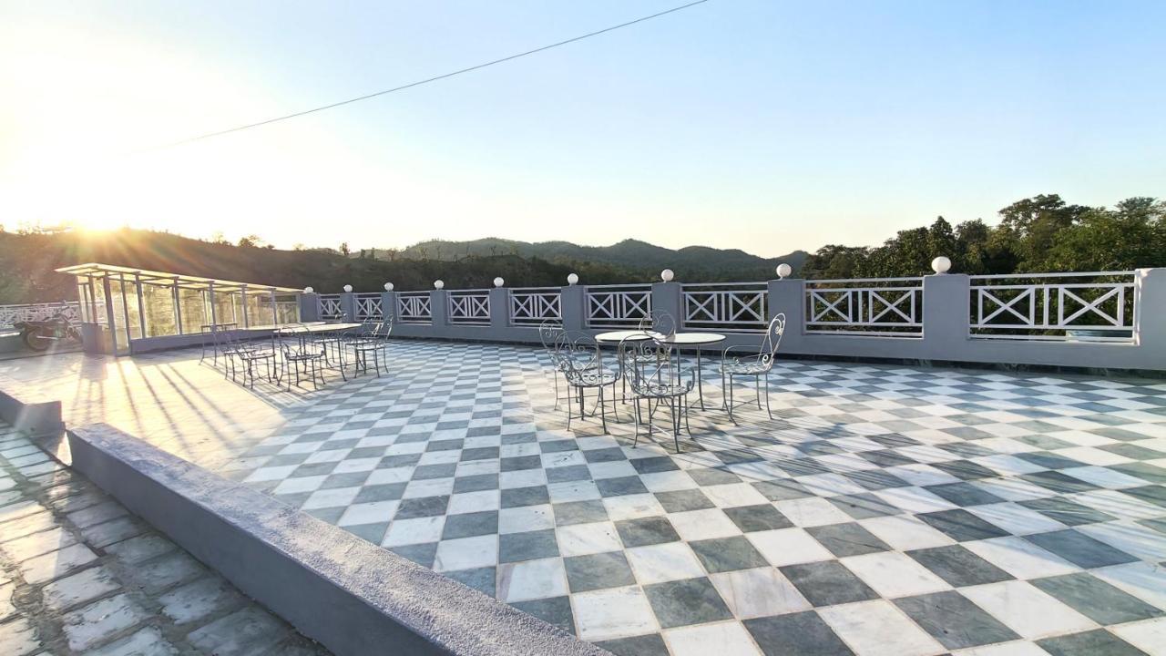 The Sky Imperial Pavoreal Jungle Resort Кумбалгарх Екстериор снимка