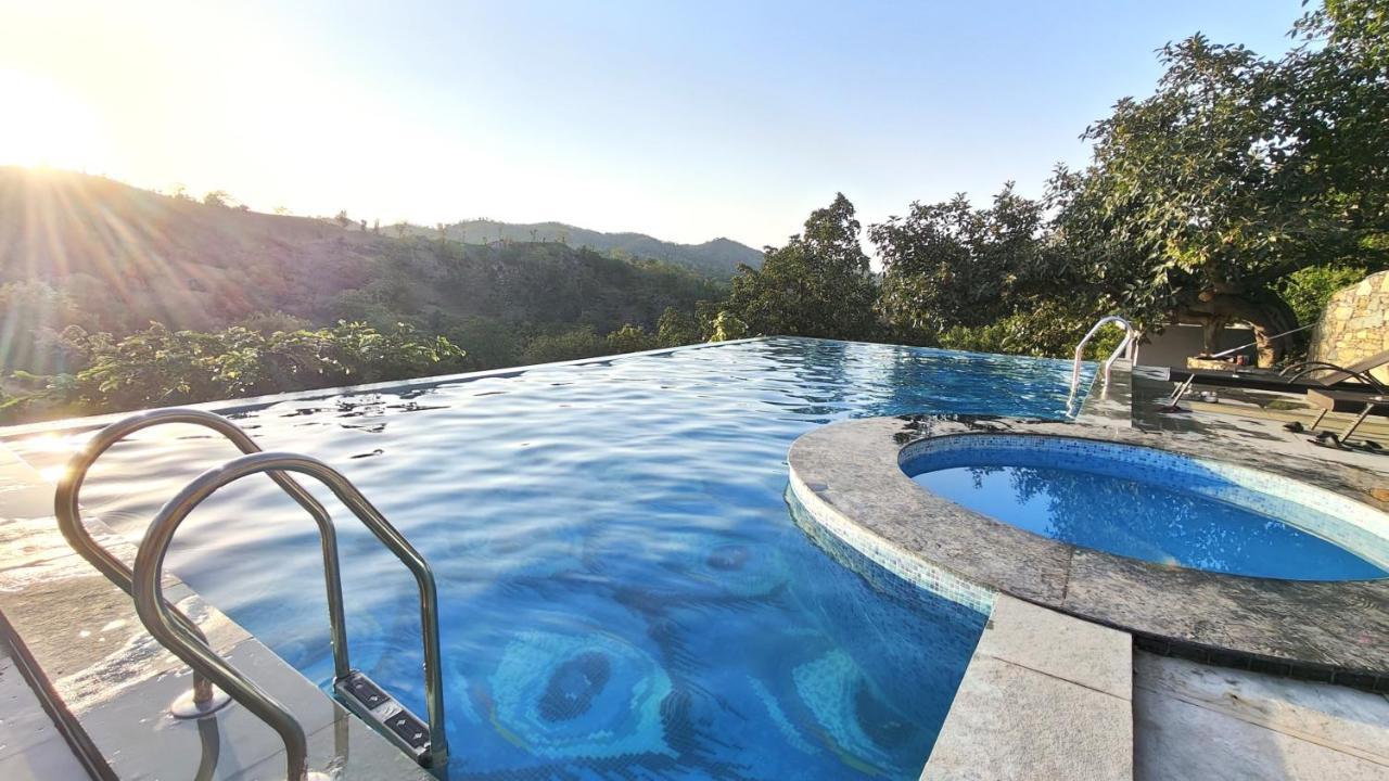 The Sky Imperial Pavoreal Jungle Resort Кумбалгарх Екстериор снимка