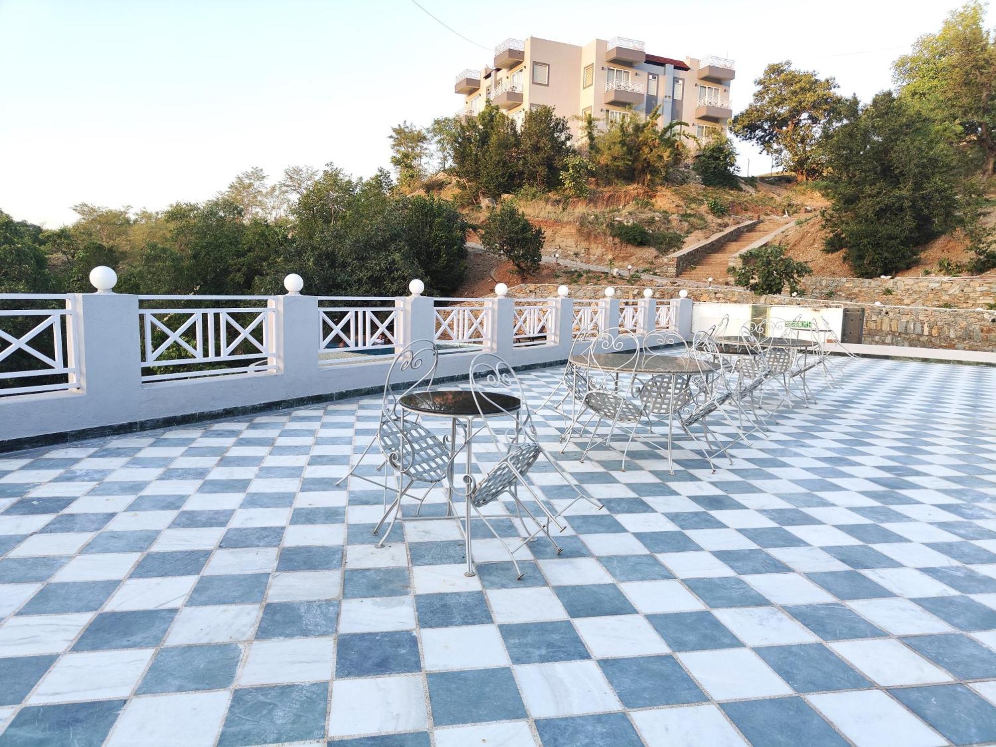 The Sky Imperial Pavoreal Jungle Resort Кумбалгарх Екстериор снимка