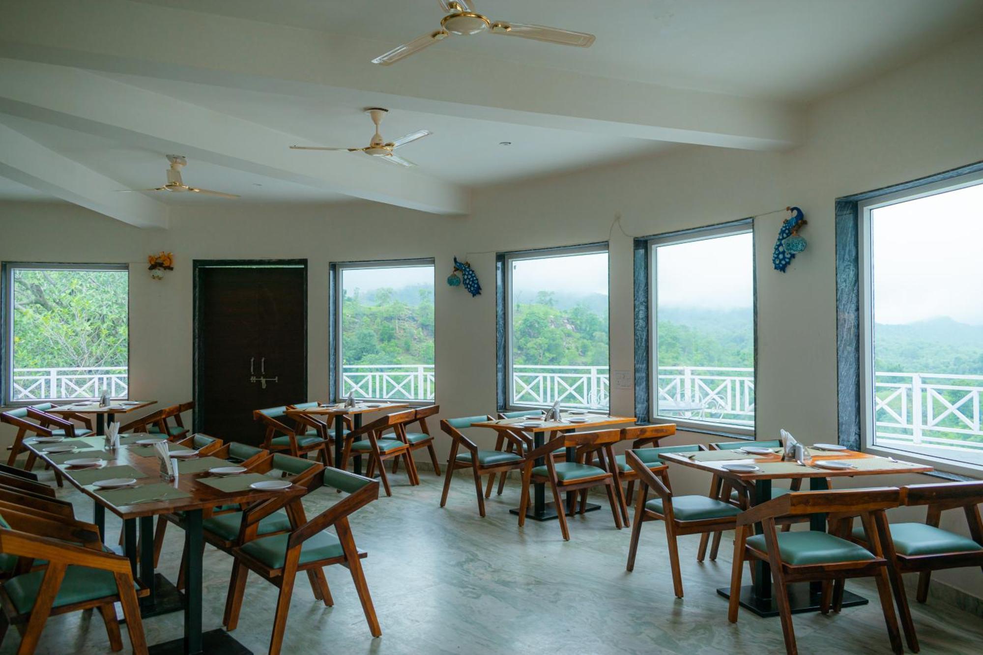 The Sky Imperial Pavoreal Jungle Resort Кумбалгарх Екстериор снимка
