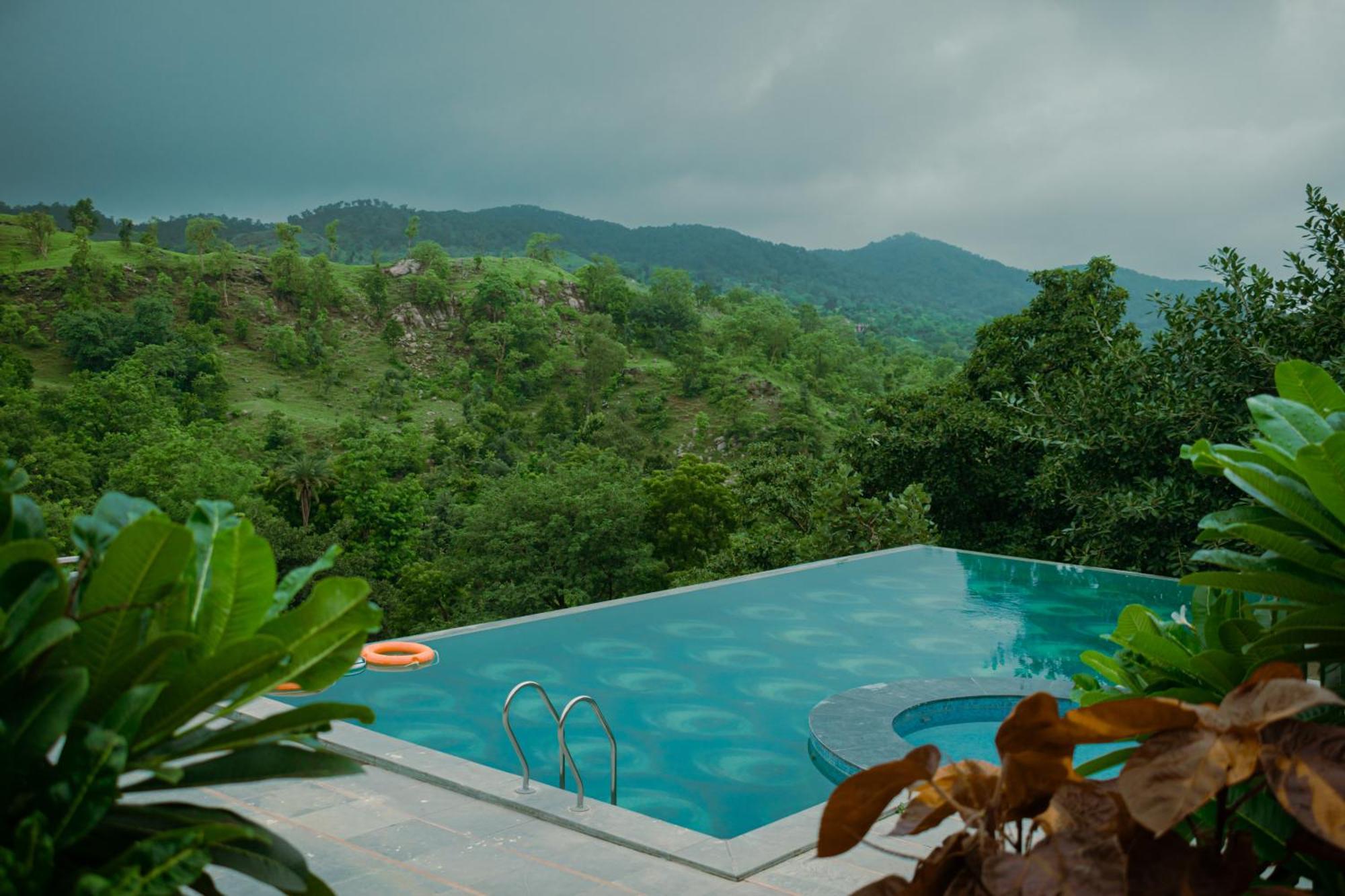 The Sky Imperial Pavoreal Jungle Resort Кумбалгарх Екстериор снимка