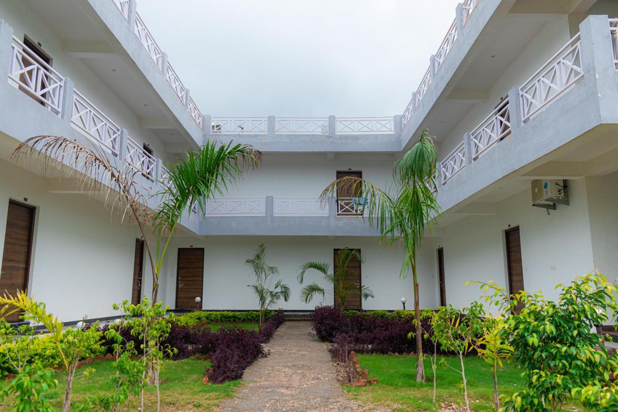 The Sky Imperial Pavoreal Jungle Resort Кумбалгарх Екстериор снимка