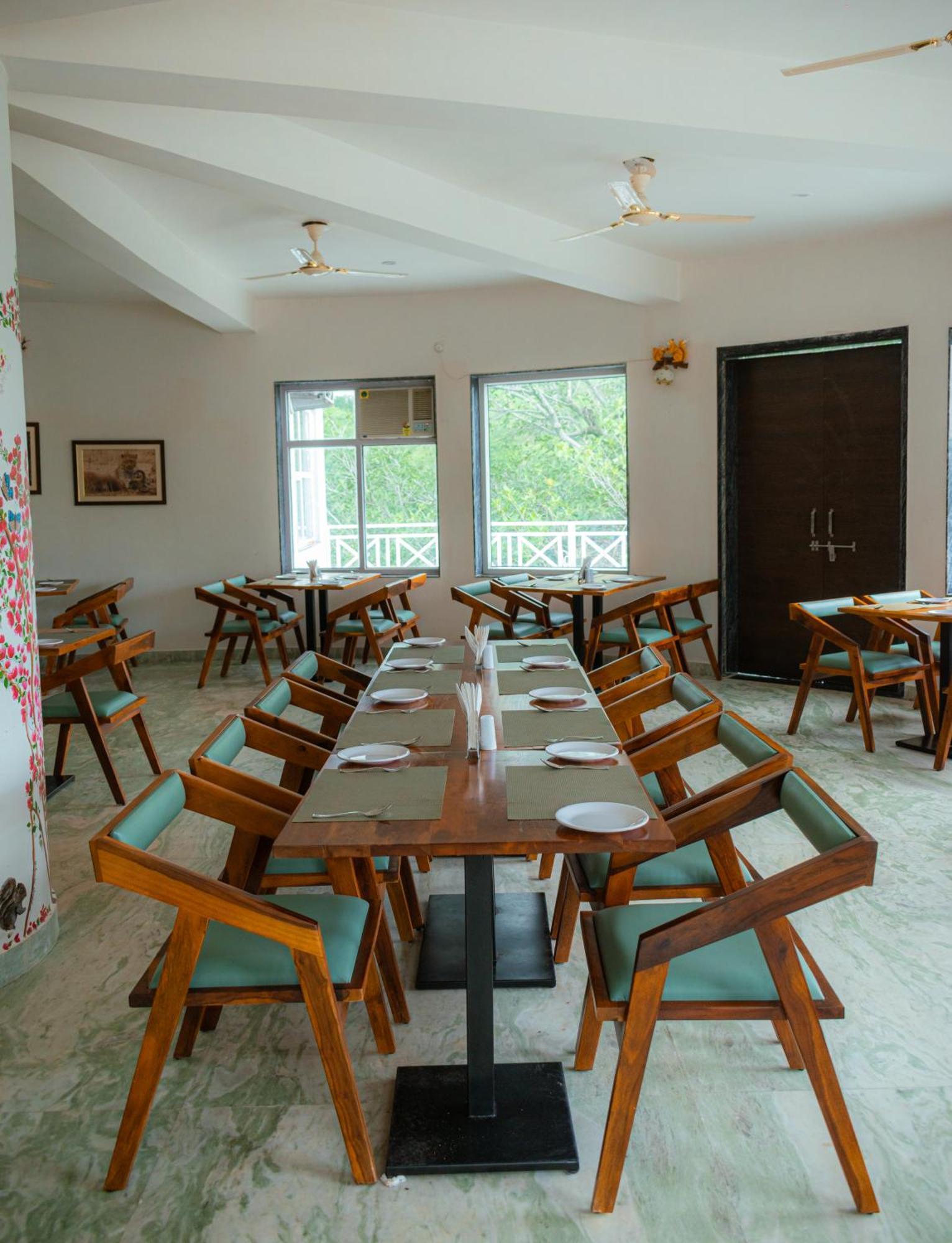 The Sky Imperial Pavoreal Jungle Resort Кумбалгарх Екстериор снимка