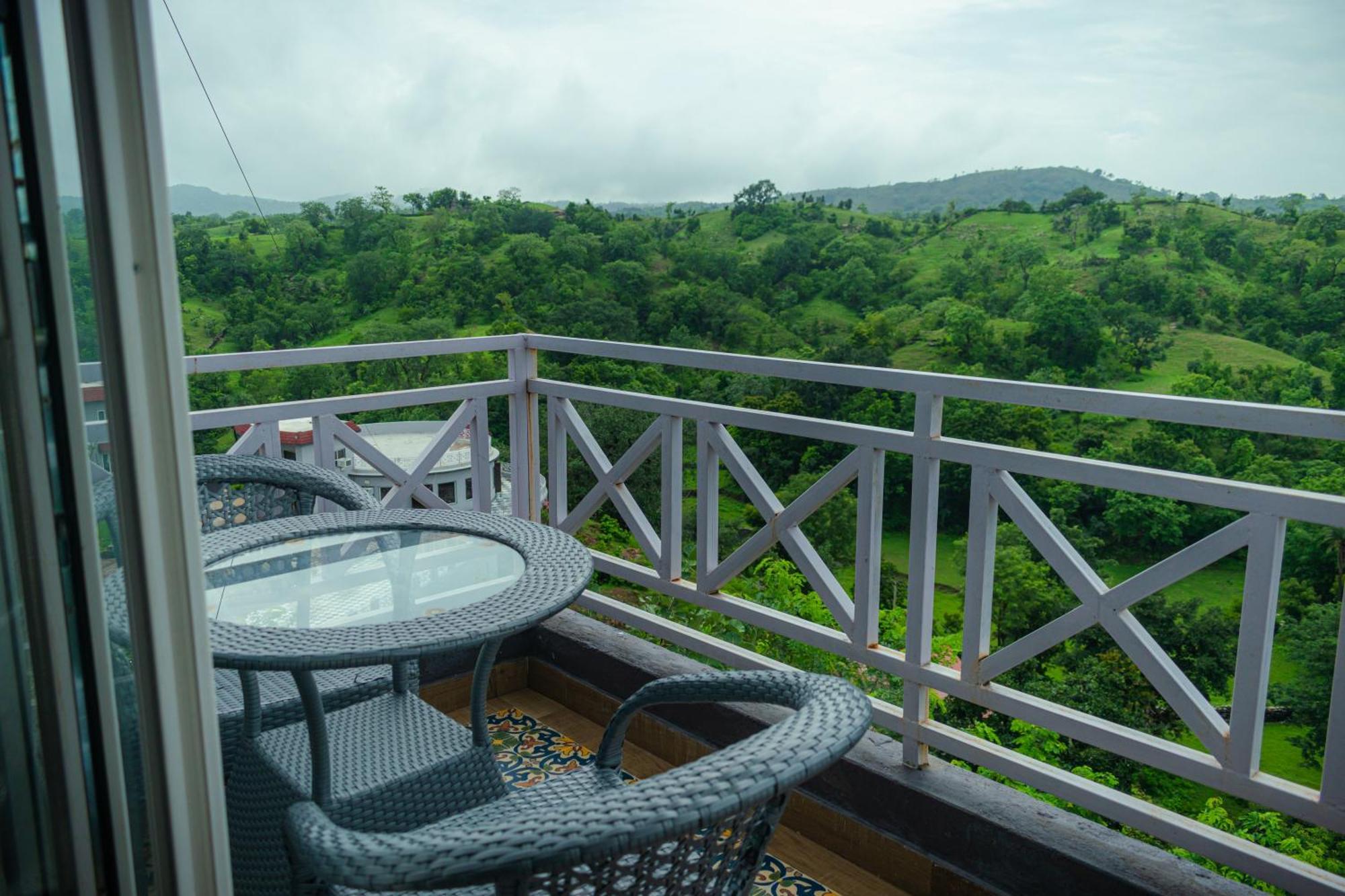 The Sky Imperial Pavoreal Jungle Resort Кумбалгарх Екстериор снимка